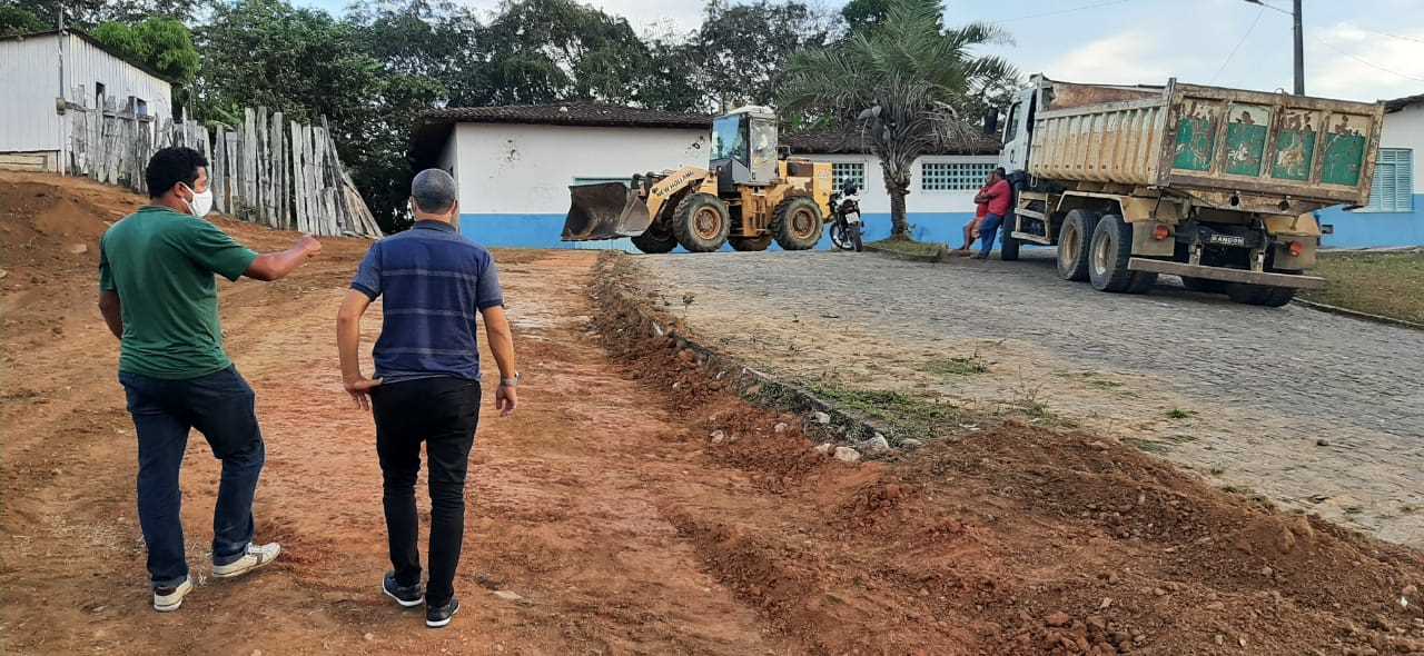 Prefeitura abre Rua em Leoventura onde nem mesmo carro transitava